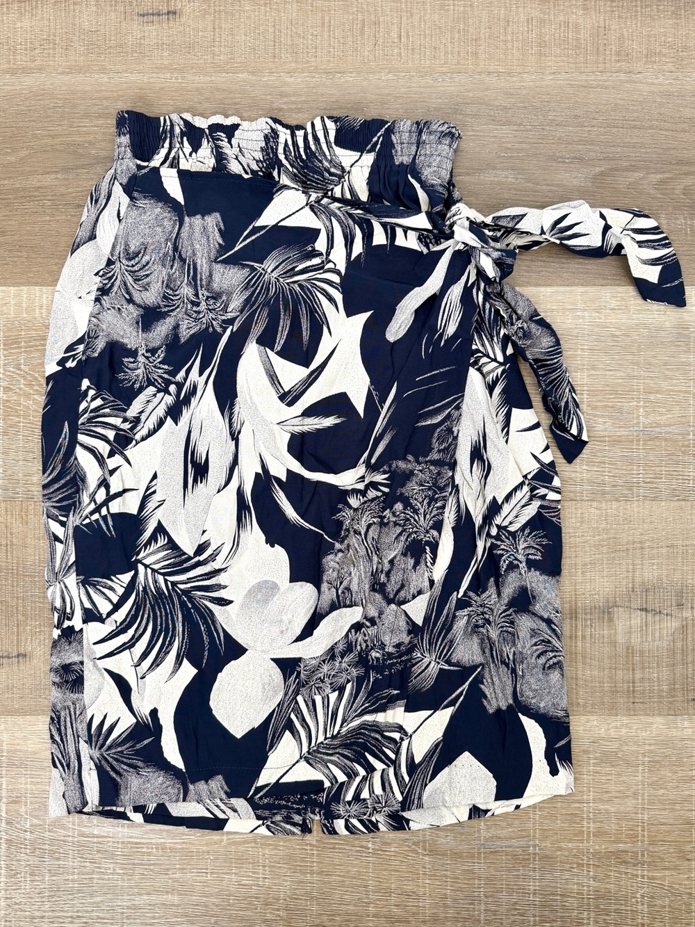 Karen Kane Size 4 Tropical Print Navy White Wrap Tie Waist Skirt
